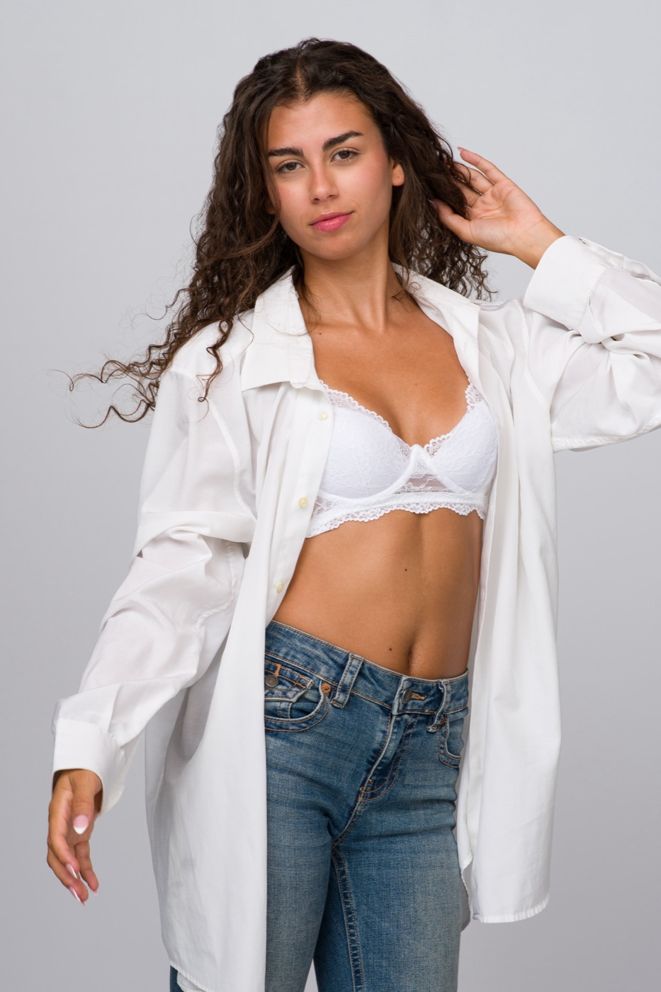 Vitoria con camisa blanca abierta y vaquero